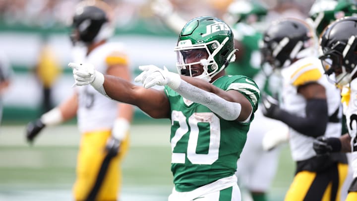 Sep 7, 2025; East Rutherford, New Jersey, USA; New York Jets running back Breece Hall (20) reacts to a play during the second half against the Pittsburgh Steelers at MetLife Stadium. Mandatory Credit: Wendell Cruz-Imagn Images Sep 7, 2025; East Rutherford, New Jersey, USA; New York Jets running back Breece Hall (20) reacts to a play during the second half against the Pittsburgh Steelers at MetLife Stadium. Mandatory Credit: Wendell Cruz-Imagn Images