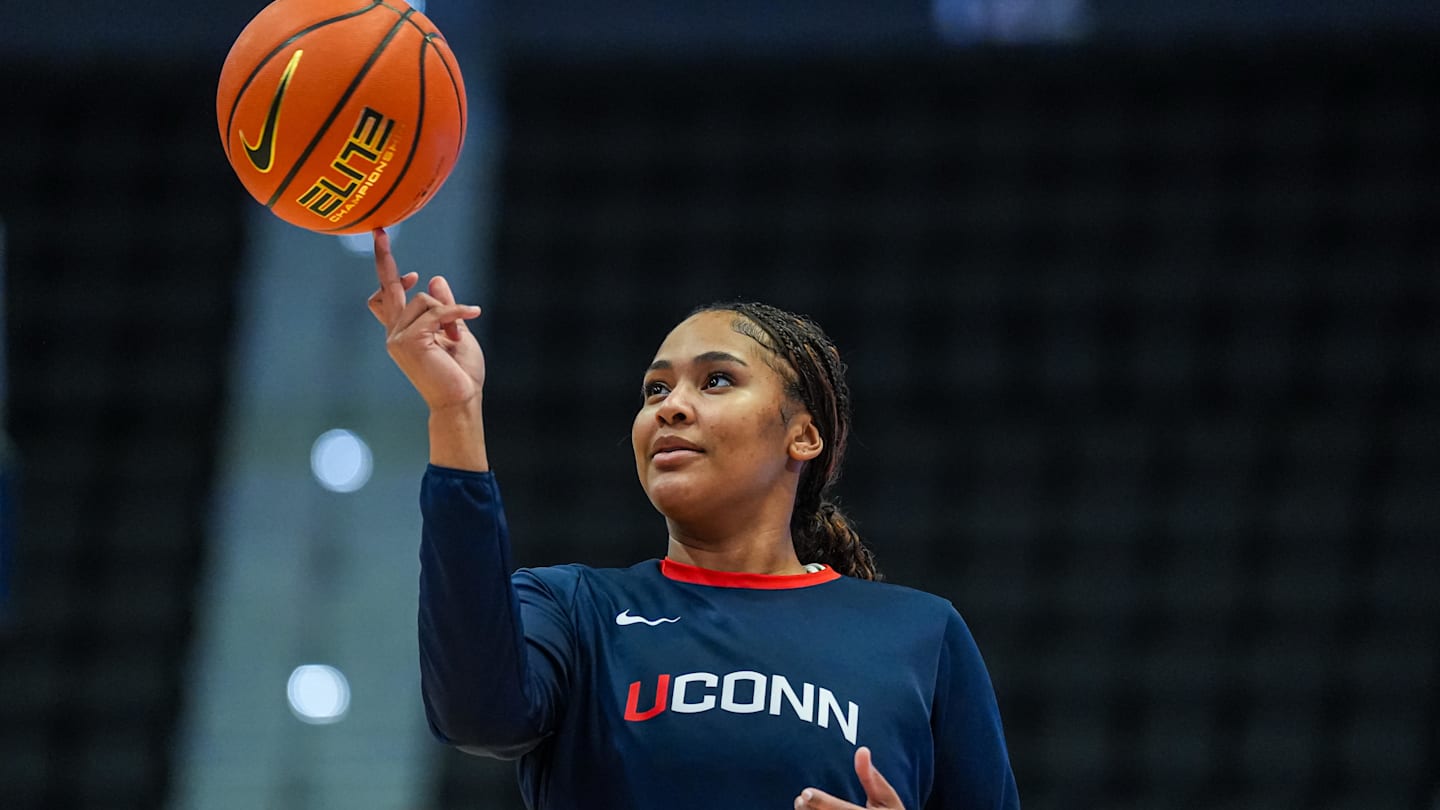 UConn's Geno Auriemma Reveals Untapped Side of Sarah Strong