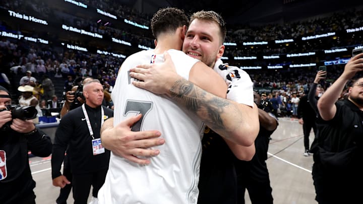Doncic se abrazó con todos sus ex compañeros de Dallas 