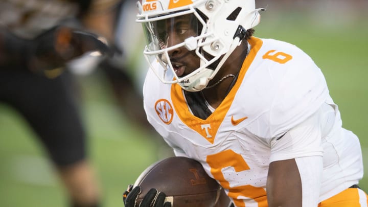 Tennessee running back Dylan Sampson (6) on a run play during the NCAA college football game against