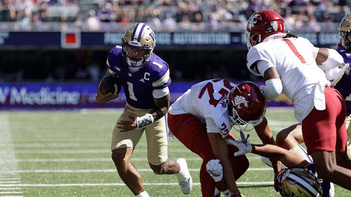 Washington Huskies quarterback Demond Williams Jr. (1) carries the ball for a touchdown against the Washington State Cougars during the second quarter at Husky Stadium. Washington Huskies quarterback Demond Williams Jr. (1) carries the ball for a touchdown against the Washington State Cougars during the second quarter at Husky Stadium.