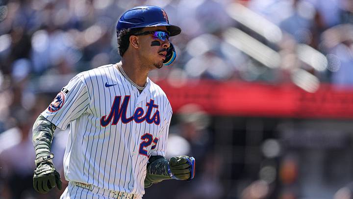New York Mets first baseman Mark Vientos (27) singles during the fifth inning against the New York Yankees at Citi Field.