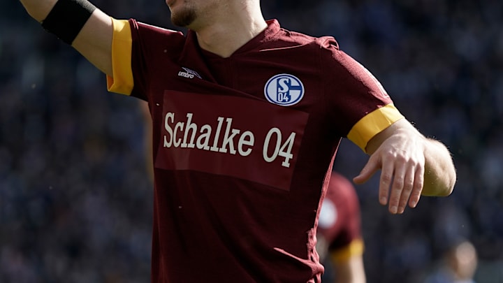 Die Schalker haben bereits den Gazprom-Schriftzug von ihren Trikots genommen Die Schalker haben bereits den Gazprom-Schriftzug von ihren Trikots genommen