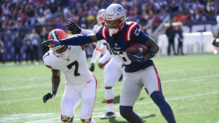 Oct 26, 2025; Foxborough, Massachusetts, USA; New England Patriots wide receiver Stefon Diggs (8) makes a catch against Cleveland Browns cornerback Tyson Campbell (7) during the second quarter at Gillette Stadium. Mandatory Credit: Bob DeChiara-Imagn Images Oct 26, 2025; Foxborough, Massachusetts, USA; New England Patriots wide receiver Stefon Diggs (8) makes a catch against Cleveland Browns cornerback Tyson Campbell (7) during the second quarter at Gillette Stadium. Mandatory Credit: Bob DeChiara-Imagn Images
