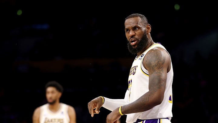 LeBron James viene de anotar 17 puntos