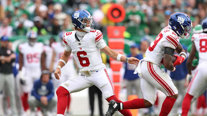 Oct 26, 2025; Philadelphia, Pennsylvania, USA; New York Giants quarterback Jaxson Dart (6) hands off to New York Giants running back Tyrone Tracy Jr. (29) during the third quarter against the Philadelphia Eagles at Lincoln Financial Field.  