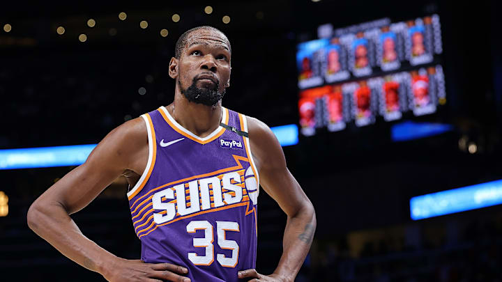 Kevin Durant is stuck in a difficult position.