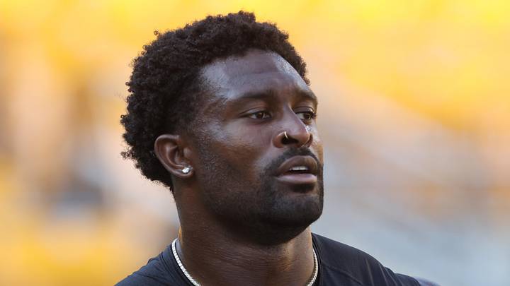 Pittsburgh Steelers wide receiver DK Metcalf warms up before a game