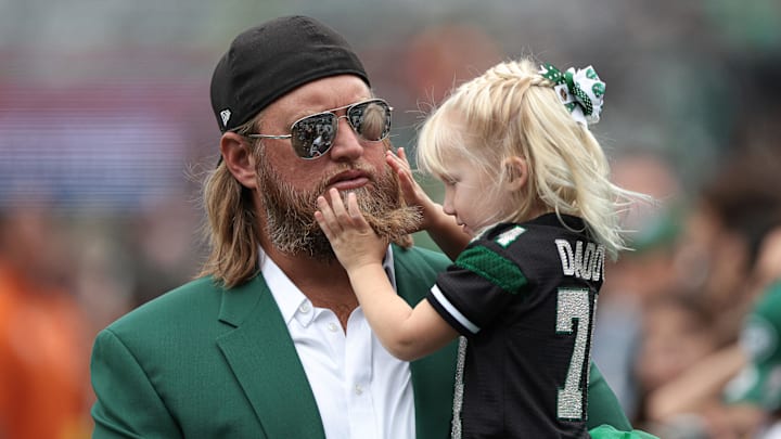 Sept. 25, 2022; East Rutherford, New Jersey, USA; Retired New York Jets center Nick Mangold with his daughter before the game against the Cincinnati Bengals at MetLife Stadium. Mandatory Credit: Vincent Carchietta-Imagn Images