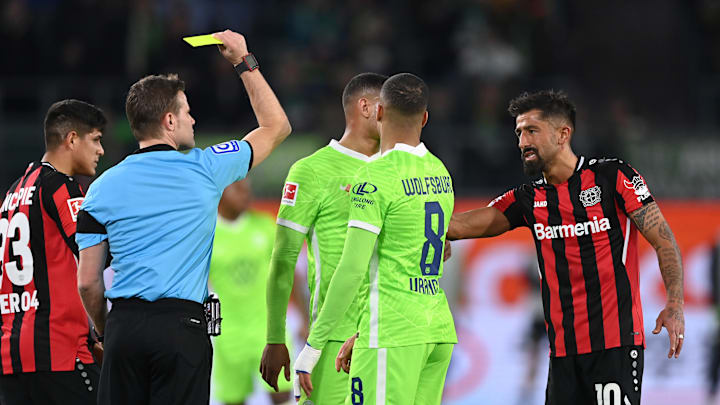 Der Stein des Anstoßes: Demirbay bekommt von Brych seine zehnte Gelbe Karte