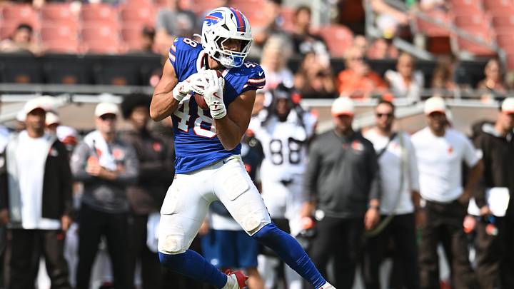 Bills tight end Shane Zylstra catches a pass.
