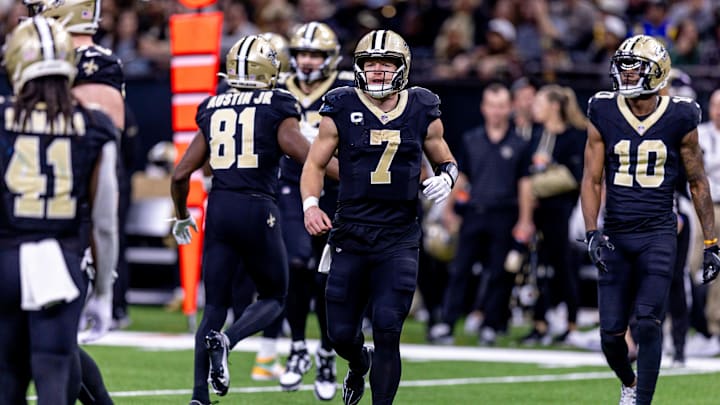 Dec 1, 2024; New Orleans, Louisiana, USA;  New Orleans Saints tight end Taysom Hill (7) against the Los Angeles Rams during the second half at Caesars Superdome. Mandatory Credit: Stephen Lew-Imagn Images