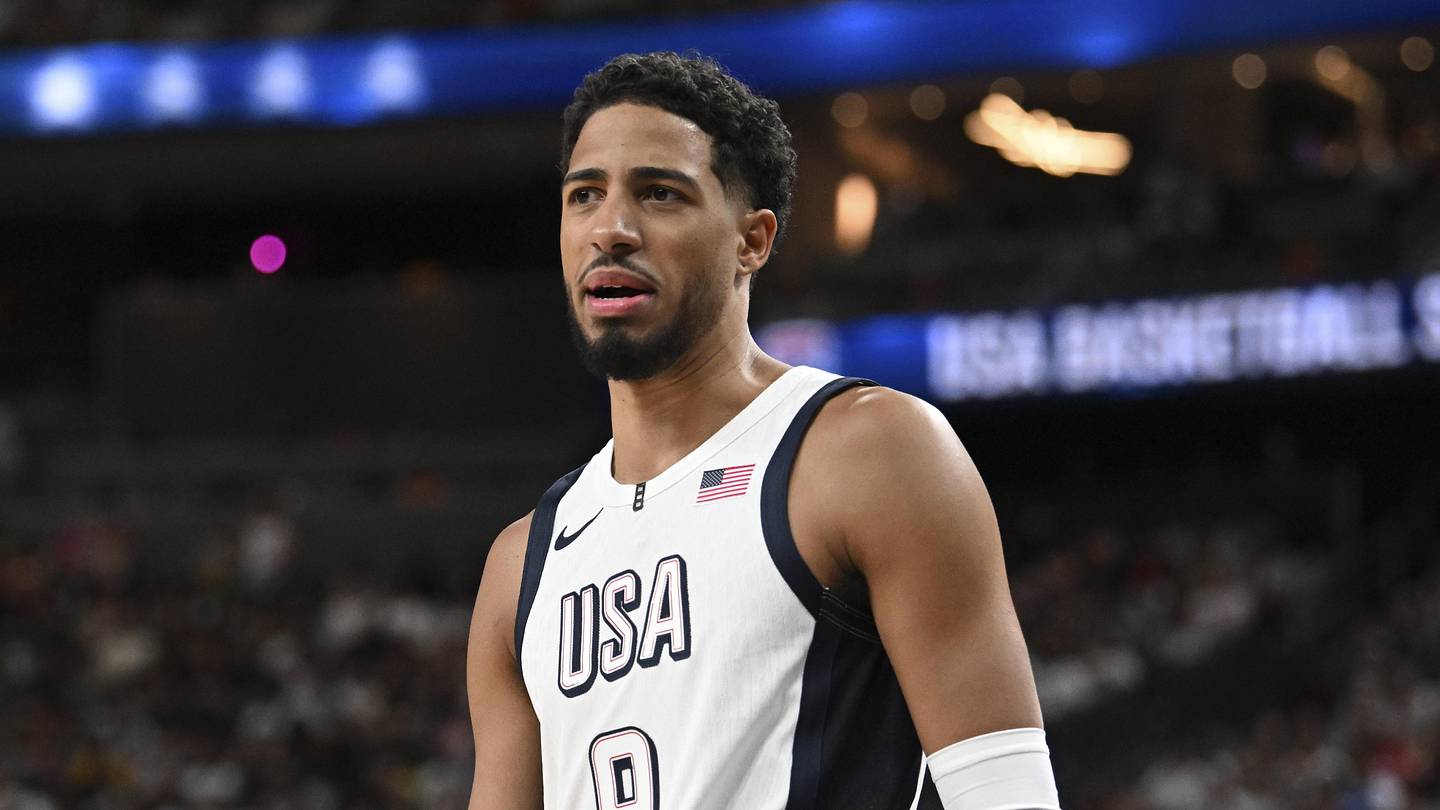 Tyrese Haliburton aus den USA zeigt nach minimalen olympischen Minuten auf ...