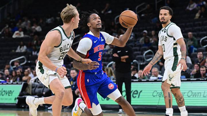 Oct 9, 2025; Milwaukee, Wisconsin, USA; Detroit Pistons forward Ron Holland (5) drives for the basket against Milwaukee Bucks guard AJ Green (20) in the 3rd quarter at Fiserv Forum. Mandatory Credit: Benny Sieu-Imagn Images Oct 9, 2025; Milwaukee, Wisconsin, USA; Detroit Pistons forward Ron Holland (5) drives for the basket against Milwaukee Bucks guard AJ Green (20) in the 3rd quarter at Fiserv Forum. Mandatory Credit: Benny Sieu-Imagn Images