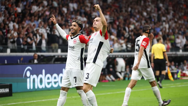 Arthur Theate feiert mit Omar Marmoush