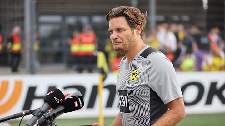 Edin Terzic spricht in einer Medienrunde Edin Terzic spricht in einer Medienrunde