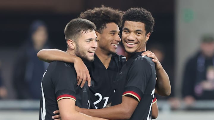 Schade (Mitte) avanciert zum Shootingstar