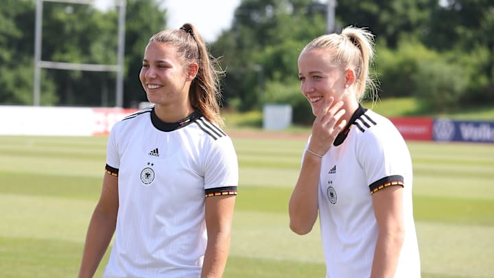 Lea Schüller (rechts) und Lena Oberdorf (links) Lea Schüller (rechts) und Lena Oberdorf (links)