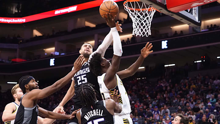 Nov 7, 2021; Sacramento, California, USA; Indiana Pacers guard Caris LeVert (22) shoots the ball against Sacramento Kings center Alex Len (25) during the fourth quarter at Golden 1 Center. Mandatory Credit: Kelley L Cox-Imagn Images Nov 7, 2021; Sacramento, California, USA; Indiana Pacers guard Caris LeVert (22) shoots the ball against Sacramento Kings center Alex Len (25) during the fourth quarter at Golden 1 Center. Mandatory Credit: Kelley L Cox-Imagn Images
