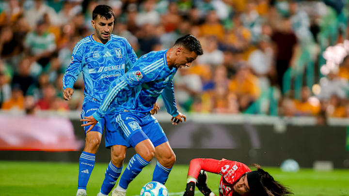 Santos Laguna v Tigres UANL - Torneo Apertura 2025 Liga MX