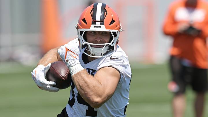 Cleveland Browns fullback Michael Burton