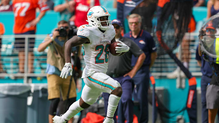 Sep 24, 2023; Miami Gardens, Florida, USA;  Miami Dolphins running back De'Von Achane (28) runs for
