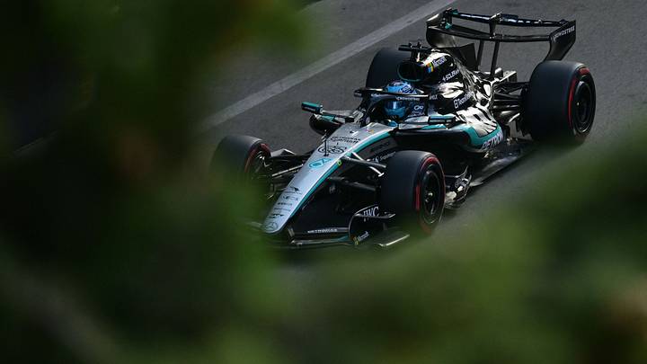 George Russell, piloto británico de Mercedes, conduce su monoplaza durante la sesión de clasificación del Gran Premio de Azerbaiyán de Fórmula 1 George Russell, piloto británico de Mercedes, conduce su monoplaza durante la sesión de clasificación del Gran Premio de Azerbaiyán de Fórmula 1