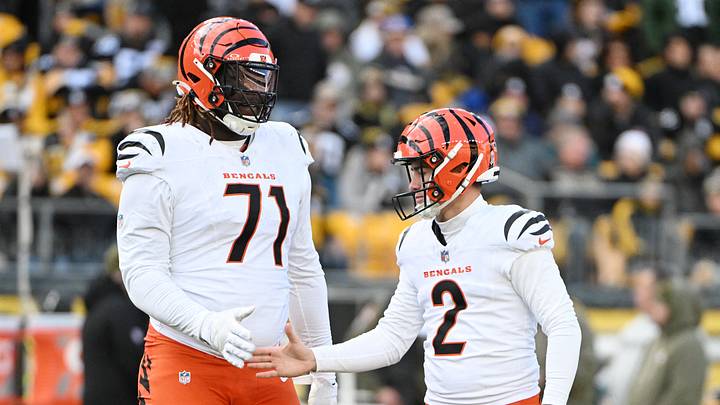 Nov 16, 2025; Pittsburgh, Pennsylvania, USA; Cincinnati Bengals place kicker Evan McPherson (2) is congratulated by offensive tackle Amarius Mims (71) after kicking a field goal against the Pittsburgh Steelers during the second half at Acrisure Stadium. Mandatory Credit: Barry Reeger-Imagn Images Nov 16, 2025; Pittsburgh, Pennsylvania, USA; Cincinnati Bengals place kicker Evan McPherson (2) is congratulated by offensive tackle Amarius Mims (71) after kicking a field goal against the Pittsburgh Steelers during the second half at Acrisure Stadium. Mandatory Credit: Barry Reeger-Imagn Images