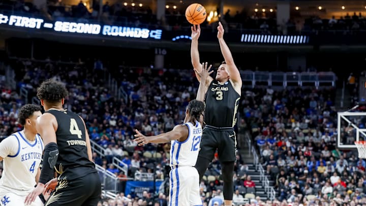 Mar 21, 2024; Pittsburgh, PA, USA; Oakland Golden Grizzlies guard Jack Gohlke (3) shoots a three point shot against Kentucky.