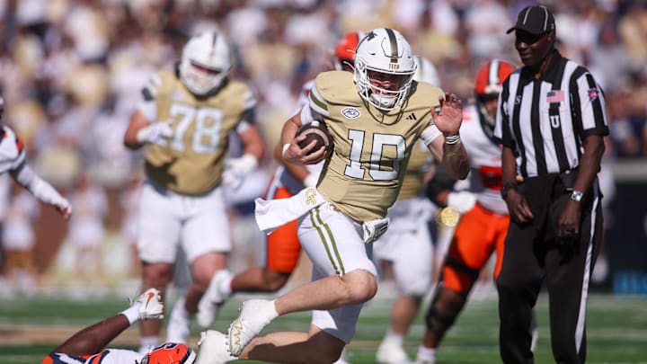 Oct 25, 2025; Atlanta, Georgia, USA; Georgia Tech Yellow Jackets quarterback Haynes King (10) runs the ball against the Syracuse Orange in the fourth quarter at Bobby Dodd Stadium at Hyundai Field. Mandatory Credit: Brett Davis-Imagn Images Oct 25, 2025; Atlanta, Georgia, USA; Georgia Tech Yellow Jackets quarterback Haynes King (10) runs the ball against the Syracuse Orange in the fourth quarter at Bobby Dodd Stadium at Hyundai Field. Mandatory Credit: Brett Davis-Imagn Images