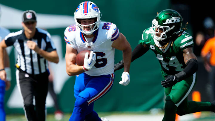 Buffalo Bills tight end Dalton Kincaidruns with the ball as New York Jets linebacker Jamien Sherwood runs towards him.
