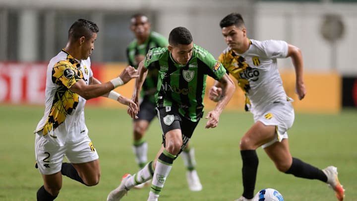 Mais um brasileiro em campo disputando vaga na terceira fase, a última etapa antes da fase de grupos