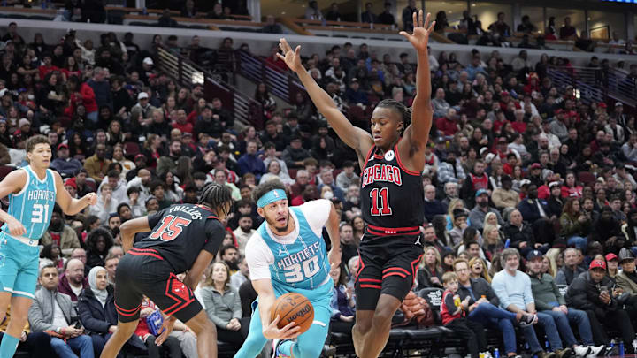 Jan 17, 2025; Chicago, Illinois, USA; Chicago Bulls guard Ayo Dosunmu (11) defends Charlotte Hornets guard Seth Curry (30) during the second half at United Center. Mandatory Credit: David Banks-Imagn Images