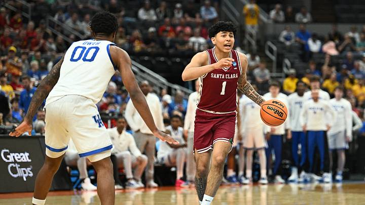 Mar 20, 2026; St. Louis, MO, USA; Santa Clara Broncos guard Christian Hammond (1) sets the play against Kentucky Wildcats guard Otega Oweh (00) during the second half of a first round game of the men's 2026 NCAA Tournament at Enterprise Center. Mandatory Credit: Jeff Le-Imagn Images