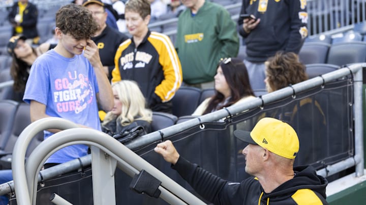 May 9, 2025; Pittsburgh, Pennsylvania, USA; Pittsburgh Pirates manager Don Kelly (12) talks with a fan before the game against the Atlanta Braves at PNC Park. Mandatory Credit: Scott Galvin-Imagn Images May 9, 2025; Pittsburgh, Pennsylvania, USA; Pittsburgh Pirates manager Don Kelly (12) talks with a fan before the game against the Atlanta Braves at PNC Park. Mandatory Credit: Scott Galvin-Imagn Images