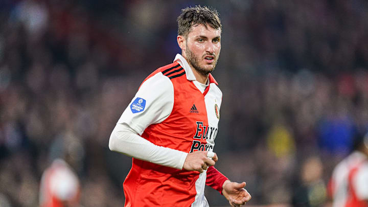  Santiago Giménez llegó a 20 goles en la temporada