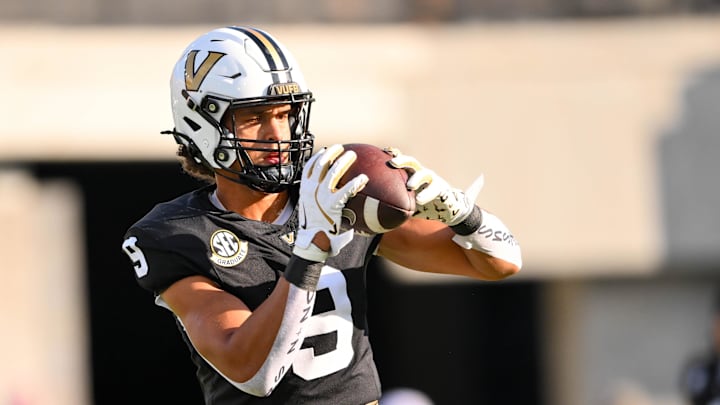 Nov 8, 2025; Nashville, Tennessee, USA; Vanderbilt Commodores tight end Eli Stowers (9) against the Auburn Tigers during pre-game warmups at FirstBank Stadium. Mandatory Credit: Steve Roberts-Imagn Images Nov 8, 2025; Nashville, Tennessee, USA; Vanderbilt Commodores tight end Eli Stowers (9) against the Auburn Tigers during pre-game warmups at FirstBank Stadium. Mandatory Credit: Steve Roberts-Imagn Images