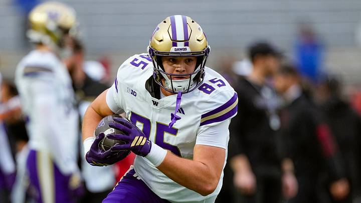 Huskies tight end Baron Naone warms up against Wisconsin in 2025. Huskies tight end Baron Naone warms up against Wisconsin in 2025.