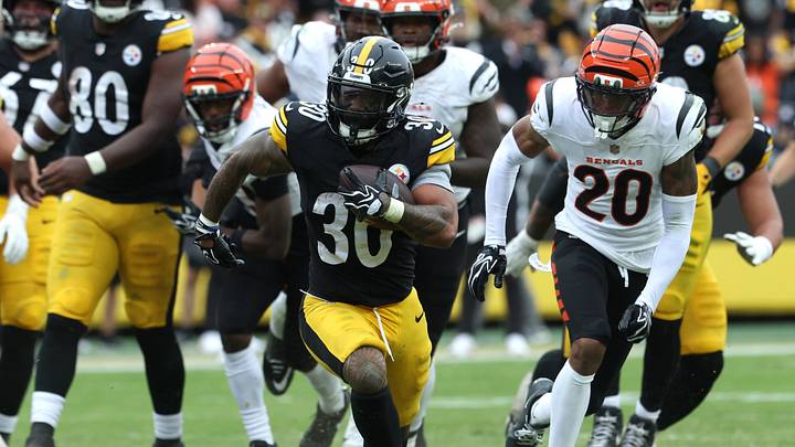Sep 27, 2026; Pittsburgh, Pennsylvania, USA; Pittsburgh Steelers running back Jaylen Warren (30) runs against Cincinnati Bengals cornerback Tacario Davis (20) during the fourth quarter at Acrisure Stadium. Mandatory Credit: Charles LeClaire-Imagn Images Sep 27, 2026; Pittsburgh, Pennsylvania, USA; Pittsburgh Steelers running back Jaylen Warren (30) runs against Cincinnati Bengals cornerback Tacario Davis (20) during the fourth quarter at Acrisure Stadium. Mandatory Credit: Charles LeClaire-Imagn Images
