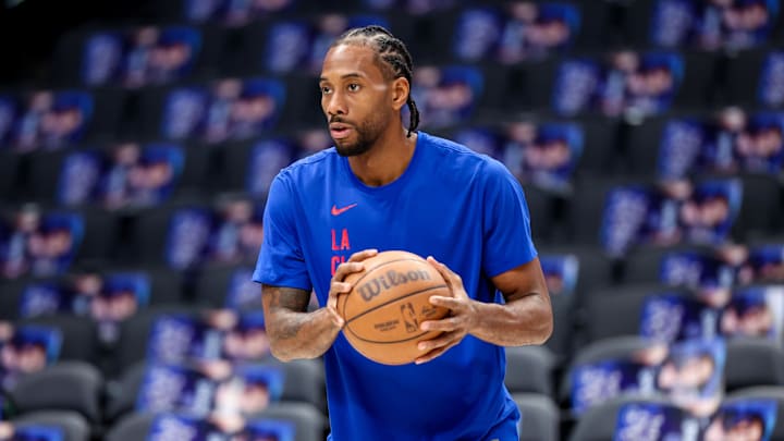 Dec 20, 2023; Dallas, Texas, USA; LA Clippers forward Kawhi Leonard (2) warms up before the game