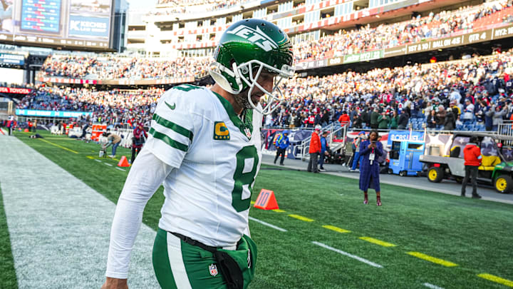 Aaron Rodgers and the Jets fell to 2-6 with a 25-22 loss to the Patriots.