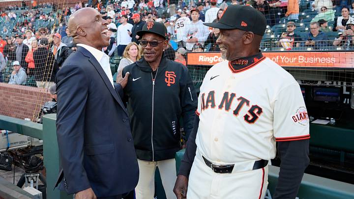 Giants special advisor Barry Bonds visits with coaches | Credit: Robert Edwards