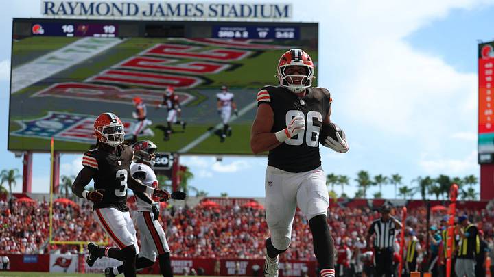 Sep 20, 2026; Tampa, Florida, USA; Cleveland Browns defensive tackle Maliek Collins (96) completes a touchdown during the fourth quarter against the Tampa Bay Buccaneers at Raymond James Stadium. Mandatory Credit: Nathan Ray Seebeck-Imagn Images Sep 20, 2026; Tampa, Florida, USA; Cleveland Browns defensive tackle Maliek Collins (96) completes a touchdown during the fourth quarter against the Tampa Bay Buccaneers at Raymond James Stadium. Mandatory Credit: Nathan Ray Seebeck-Imagn Images