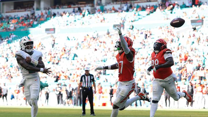 Miami Dolphins quarterback Malik Willis (2) throws the ball against the Cincinnati Bengals during the fourth quarter at Hard Rock Stadium. Miami Dolphins quarterback Malik Willis (2) throws the ball against the Cincinnati Bengals during the fourth quarter at Hard Rock Stadium.