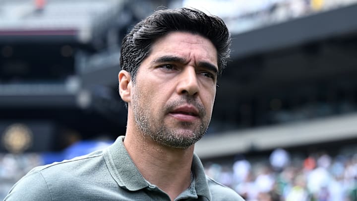 Abel comenta Palmeiras x Chelsea e aceita o favoritismo do rival