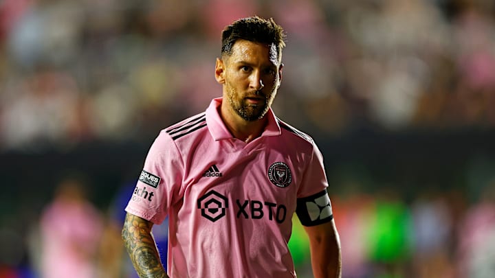 Lionel Messi debutó junto al Inter Miami con un golazo de tiro libre al minuto 93