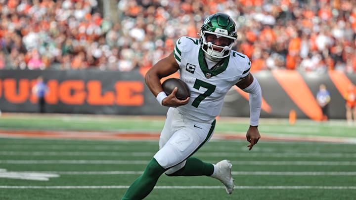 Oct 26, 2025; Cincinnati, Ohio, USA; New York Jets quarterback Justin Fields (7) runs with the ball during the fourth quarter against the Cincinnati Bengals at Paycor Stadium. Mandatory Credit: Joseph Maiorana-Imagn Images