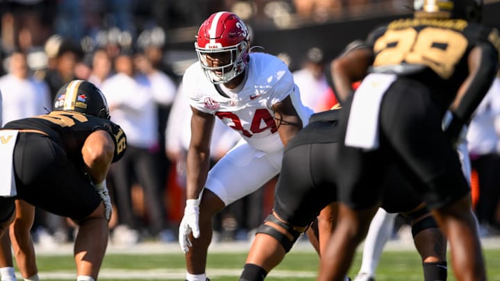 Oct 5, 2024; Nashville, Tennessee, USA; Alabama Crimson Tide linebacker Que Robinson (34) sneaks a peek into the backfield against the Vanderbilt Commodores during the first half  at FirstBank Stadium. Mandatory Credit: Steve Roberts-Imagn Images