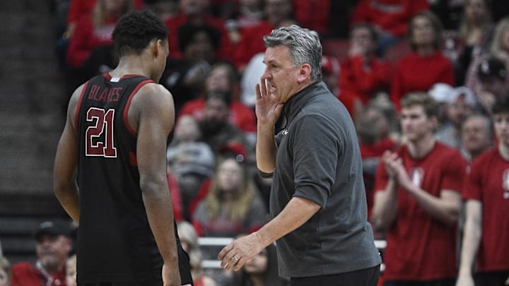 Mar 8, 2025; Louisville, Kentucky, USA; Stanford Cardinal head coach Kyle Smith talks with guard Jaylen Blakes (21) during the second half against the Louisville Cardinals at KFC Yum! Center. Louisville defeated Stanford 68-48. Mandatory Credit: Jamie Rhodes-Imagn Images Mar 8, 2025; Louisville, Kentucky, USA; Stanford Cardinal head coach Kyle Smith talks with guard Jaylen Blakes (21) during the second half against the Louisville Cardinals at KFC Yum! Center. Louisville defeated Stanford 68-48. Mandatory Credit: Jamie Rhodes-Imagn Images