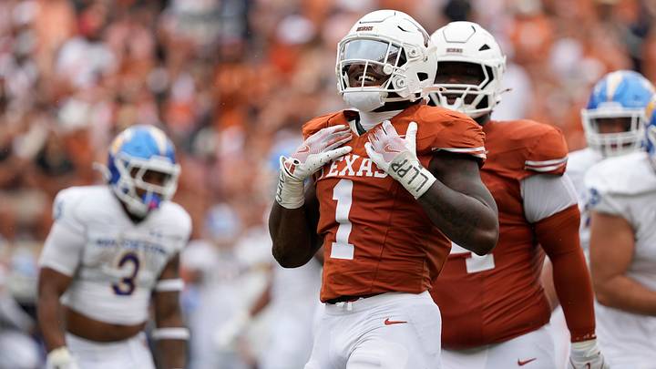 Texas Longhorns defensive lineman Colin Simmons reacts after making a tackle. Mandatory Credit: Scott Wachter-Imagn Images Texas Longhorns defensive lineman Colin Simmons reacts after making a tackle. Mandatory Credit: Scott Wachter-Imagn Images